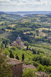 Italien, Toskana, Montepulciano, Blick auf die Kirche San Biagio und die umliegende Landschaft im Sommer - MAMF02529