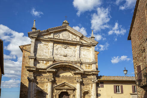 Italien, Toskana, Montepulciano, Fassade der Kirche Chiesa di Santa Lucia - MAMF02532