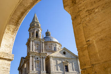 Italien, Toskana, Montepulciano, Fassade der Kirche San Biagio mit Bogen im Vordergrund - MAMF02537