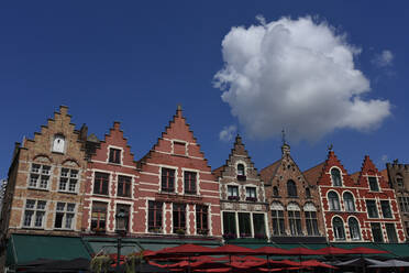 Belgien, Westflandern, Brügge, Wolke schwebt über einer Reihe von historischen Stadthäusern - FDF00341