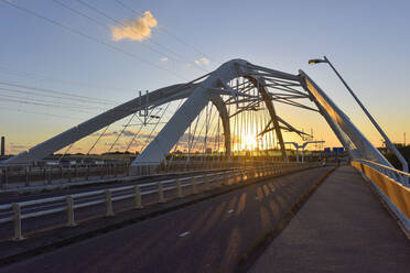 Niederlande, Nordholland, Amsterdam, Enneus Heerma Brücke bei Sonnenuntergang - FDF00344