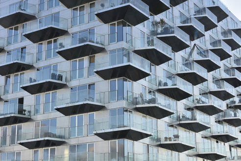 Niederlande, Nordholland, Amsterdam, Balkone eines modernen Mehrfamilienhauses - FDF00361