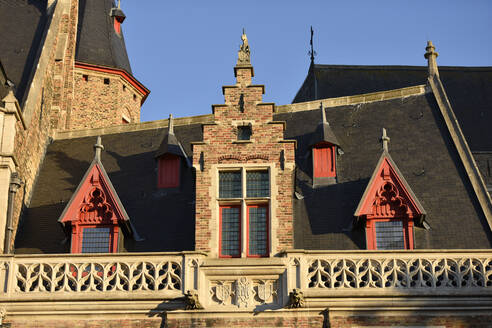 Belgium, West Flanders, Bruges, Roof of historic building - FDF00374