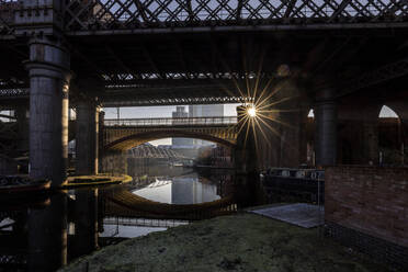 UK, England, Manchester, Kanal und Brücken in Castlefield bei Sonnenuntergang - WPEF06914