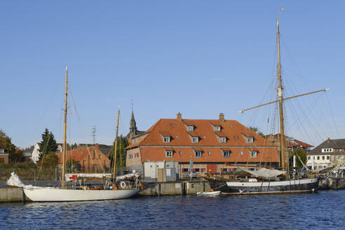 Deutschland, Schleswig-Holstein, Neustadt in Holstein, Segelschiffe vor altem Kornspeicher - WIF04688