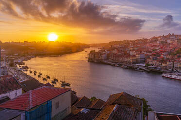 Blick auf den Sonnenuntergang über Terracota-Dächern und dem Fluss Douro in der Altstadt von Porto, Porto, Norte, Portugal, Europa - RHPLF23410