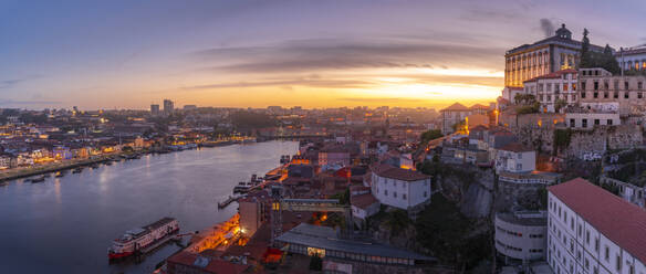 Blick auf den Fluss Douro und den Stadtteil Ribeira von der Brücke Dom Luis I bei Sonnenuntergang, UNESCO-Weltkulturerbe, Porto, Nordportugal, Europa - RHPLF23412