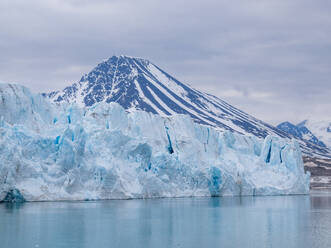 Ein Blick auf den Lilliehookbreen (Lilliehook-Gletscher) auf der Nordwestseite von Spitzbergen, Svalbard, Norwegen, Europa - RHPLF23415