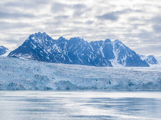 Ein Blick auf den Lilliehookbreen (Lilliehook-Gletscher) auf der Nordwestseite von Spitzbergen, Svalbard, Norwegen, Europa - RHPLF23417