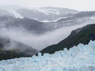 Ein Blick auf den Aialik-Gletscher, der vom Harding-Eisfeld kommt, Kenai Fjords National Park, Alaska, Vereinigte Staaten von Amerika, Nordamerika - RHPLF23422