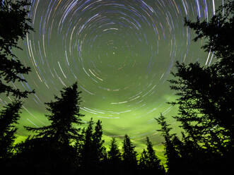 Astrofotografie mit Langzeitbelichtung, die die Sterne und das Nordlicht im Denali National Park, Alaska, Vereinigte Staaten von Amerika, Nordamerika, zeigt - RHPLF23425