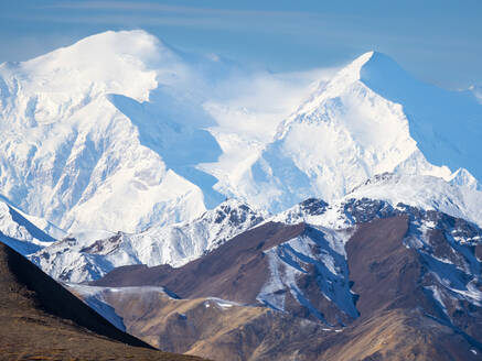 Ein Blick auf den höchsten Berg Nordamerikas, den schneebedeckten Denali, Denali National Park, Alaska, Vereinigte Staaten von Amerika, Nordamerika - RHPLF23429