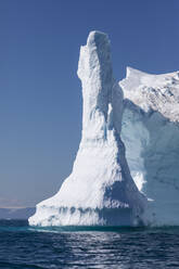 Riesige Eisberge aus dem Ilulissat-Eisfjord, gestrandet auf einer ehemaligen Endmoräne in Ilulissat, Grönland, Dänemark, Polarregionen - RHPLF23446