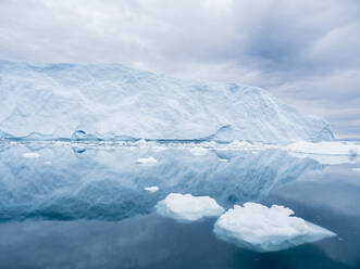 Riesige Eisberge aus dem Ilulissat-Eisfjord sind auf einer ehemaligen Endmoräne vor Ilulissat gestrandet, Grönland, Dänemark, Polarregionen - RHPLF23447