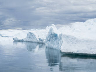 Riesige Eisberge aus dem Ilulissat-Eisfjord sind auf einer ehemaligen Endmoräne vor Ilulissat gestrandet, Grönland, Dänemark, Polarregionen - RHPLF23448