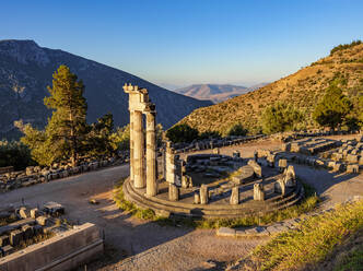 Tholos von Delphi, Tempel der Athena Pronaia, Sonnenaufgang, Delphi, UNESCO-Weltkulturerbe, Phokis, Griechenland, Europa - RHPLF23470