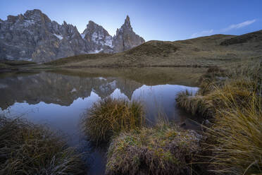 Cimon della Pala spiegelt sich in einem See, Rolle Pass, Dolomiten, Trentino, Italien, Europa - RHPLF23495