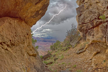Grand Canyon von einer Höhle zwischen Zuni und Papago Points aus gesehen, während ein Sturm auf das Gebiet zurollt, Grand Canyon National Park, UNESCO-Weltkulturerbe, Arizona, Vereinigte Staaten von Amerika, Nordamerika - RHPLF23499