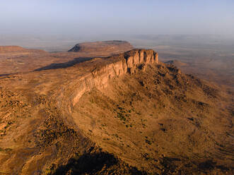 Eine riesige Felsklippe und Schlucht in der Nähe von Kamour, Mauretanien, Sahara-Wüste, Westafrika, Afrika - RHPLF23510