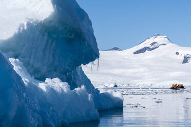 National Geographic Expeditions, Ponant-Gäste erforschen die Bucht von Larsen Inlet, Weddellmeer, Antarktis, Polarregionen - RHPLF23530