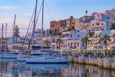 Abenddämmerung mit am Hafen vertäuten Yachten in Naxos-Stadt, Naxos, Kykladen, Ägäisches Meer, Griechische Inseln, Griechenland, Europa - RHPLF23535