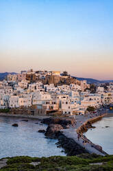 Abenddämmerung über Naxos Stadt und dem Damm zum Porta Gateway, Teil des unvollendeten Apollo-Tempels, Naxos, Kykladen, Ägäis, Griechische Inseln, Griechenland, Europa - RHPLF23537