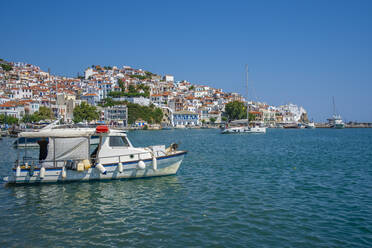 Blick auf Altstadt und Meer, Skopelos-Stadt, Insel Skopelos, Sporaden, Griechische Inseln, Griechenland, Europa - RHPLF23538