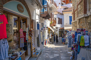 Blick auf Geschäfte in einer engen Straße, Skopelos-Stadt, Insel Skopelos, Sporaden, Griechische Inseln, Griechenland, Europa - RHPLF23539