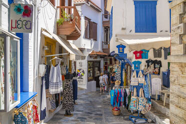 Blick auf Geschäfte in einer engen Straße, Skopelos-Stadt, Insel Skopelos, Sporaden, Griechische Inseln, Griechenland, Europa - RHPLF23540