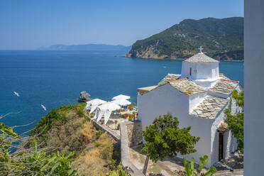 Blick auf eine weiß getünchte Kirche mit Blick auf die Ägäis, Skopelos-Stadt, Insel Skopelos, Sporaden, Griechische Inseln, Griechenland, Europa - RHPLF23545