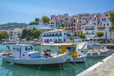 Blick auf die Stadt mit Blick auf den Hafen, Skopelos Stadt, Insel Skopelos, Sporaden, Griechische Inseln, Griechenland, Europa - RHPLF23547