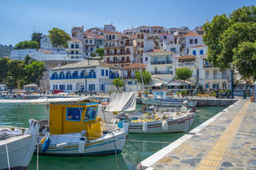 Blick auf die Stadt mit Blick auf den Hafen, Skopelos Stadt, Insel Skopelos, Sporaden, Griechische Inseln, Griechenland, Europa - RHPLF23548