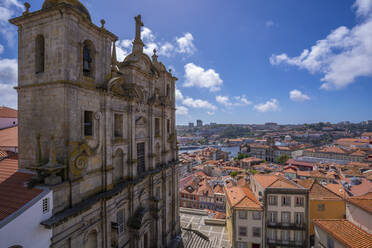 Blick auf die Kirche Igreja dos Grilos und die Terracota-Dächer des Stadtteils Ribeira, UNESCO-Weltkulturerbe, Porto, Norte, Portugal, Europa - RHPLF23554