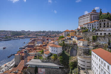 Blick auf die Terrakotta-Dächer des Viertels Ribeira mit Blick auf den Fluss Douro, UNESCO-Weltkulturerbe, Porto, Norte, Portugal, Europa - RHPLF23555