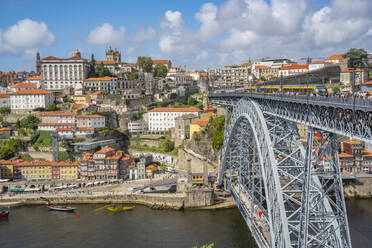 Blick auf die Brücke Dom Luis I. über den Fluss Douro und die Terracota-Dächer, UNESCO-Weltkulturerbe, Porto, Norte, Portugal, Europa - RHPLF23556