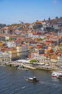 Blick auf den Fluss Douro und die Terracota-Dächer des Stadtteils Ribeira, UNESCO-Weltkulturerbe, Porto, Nordportugal, Europa - RHPLF23557