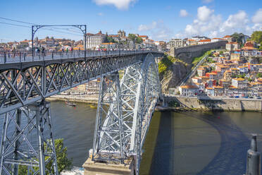 Blick auf die Brücke Dom Luis I. über den Fluss Douro und die Terracota-Dächer, UNESCO-Weltkulturerbe, Porto, Norte, Portugal, Europa - RHPLF23558