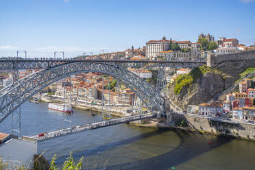 Blick auf die Brücke Dom Luis I. über den Fluss Douro und die Terracota-Dächer, UNESCO-Weltkulturerbe, Porto, Norte, Portugal, Europa - RHPLF23559