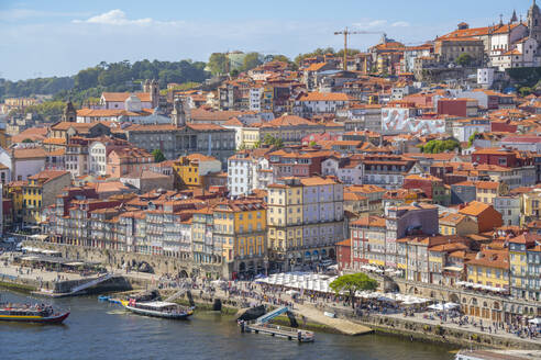 Blick auf die Terrakotta-Dächer des Stadtteils Ribeira von der Brücke Dom Luis I, UNESCO-Weltkulturerbe, Porto, Nordportugal, Europa - RHPLF23560