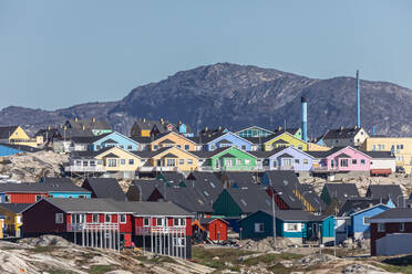 Ein Blick auf bunt bemalte Häuser in der Stadt Ilulissat, Grönland, Dänemark, Polarregionen - RHPLF23578