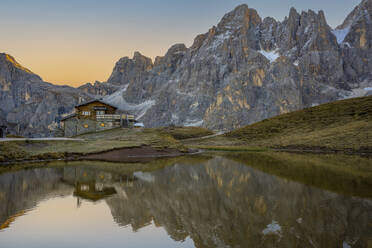 Segantini-Hütte, die sich in einem See spiegelt, Rolle-Pass, Dolomiten, Trentino, Italien, Europa - RHPLF23605