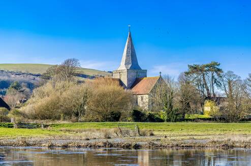 St. Andrew's Church, Alfriston, gesehen über den Fluss Cuckmere, East Sussex, England, Vereinigtes Königreich, Europa - RHPLF23611