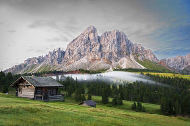 Berghütten inmitten grüner Wälder mit Nebel am Morgen, Sass De Putia, Passo delle Erbe, Dolomiten, Südtirol, Italien, Europa - RHPLF23633