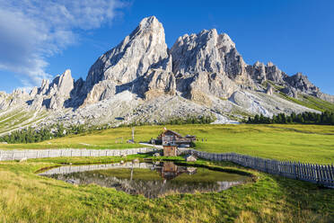 Sass de Putia und die Spiegelung einer Berghütte in einem kleinen Teich, Passo delle Erbe, Dolomiten, Südtirol, Italien, Europa - RHPLF23634