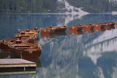 Boote, Pragser Wildsee, Dolomiten, Südtirol, Italien, Europa - RHPLF23652