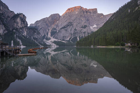 Pragser Wildsee in der Morgendämmerung, Dolomiten, Südtirol, Italien, Europa - RHPLF23653