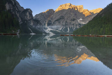 Pragser Wildsee bei Sonnenaufgang, Dolomiten, Südtirol, Italien, Europa - RHPLF23654