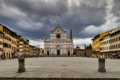 Die Piazza und Basilica di Santa Croce unter einem stürmischen Himmel, Florenz, UNESCO-Weltkulturerbe, Toskana, Italien, Europa - RHPLF23655