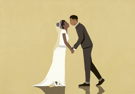 Braut und Bräutigam küssen sich auf gelbem Hintergrund - FSIF06228