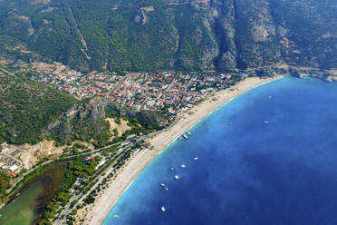 Luftaufnahme des Belcekiz Beach in Oludeniz, Fethiye, Türkei. - AAEF17114